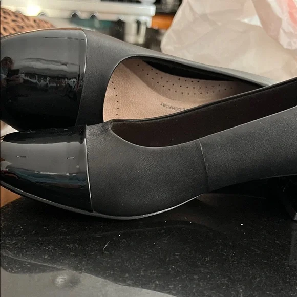 Clarks Women's Black Patent Toe Heels leather on back end of shoes - Picture 6 of 7